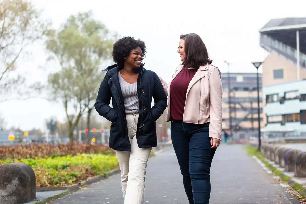 Twee lopende vrouwen in gesprek