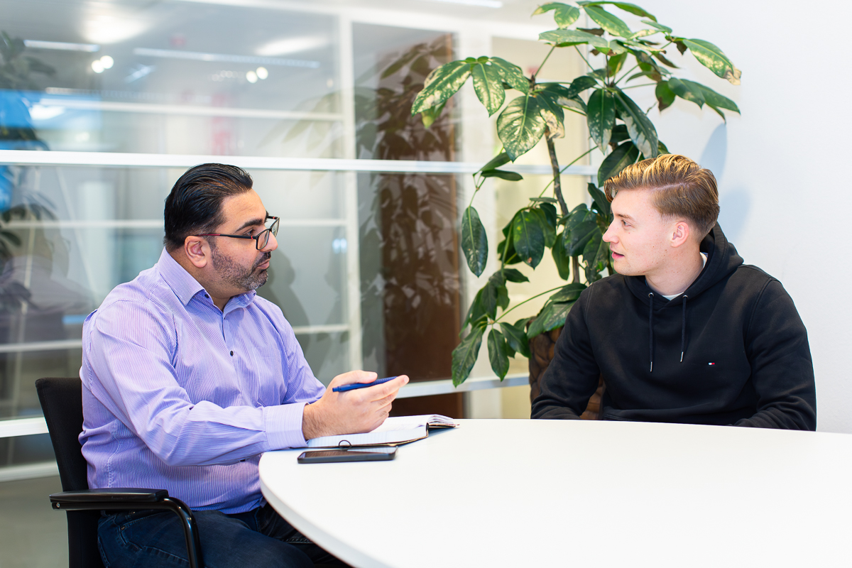 Twee heren in gesprek aan tafel