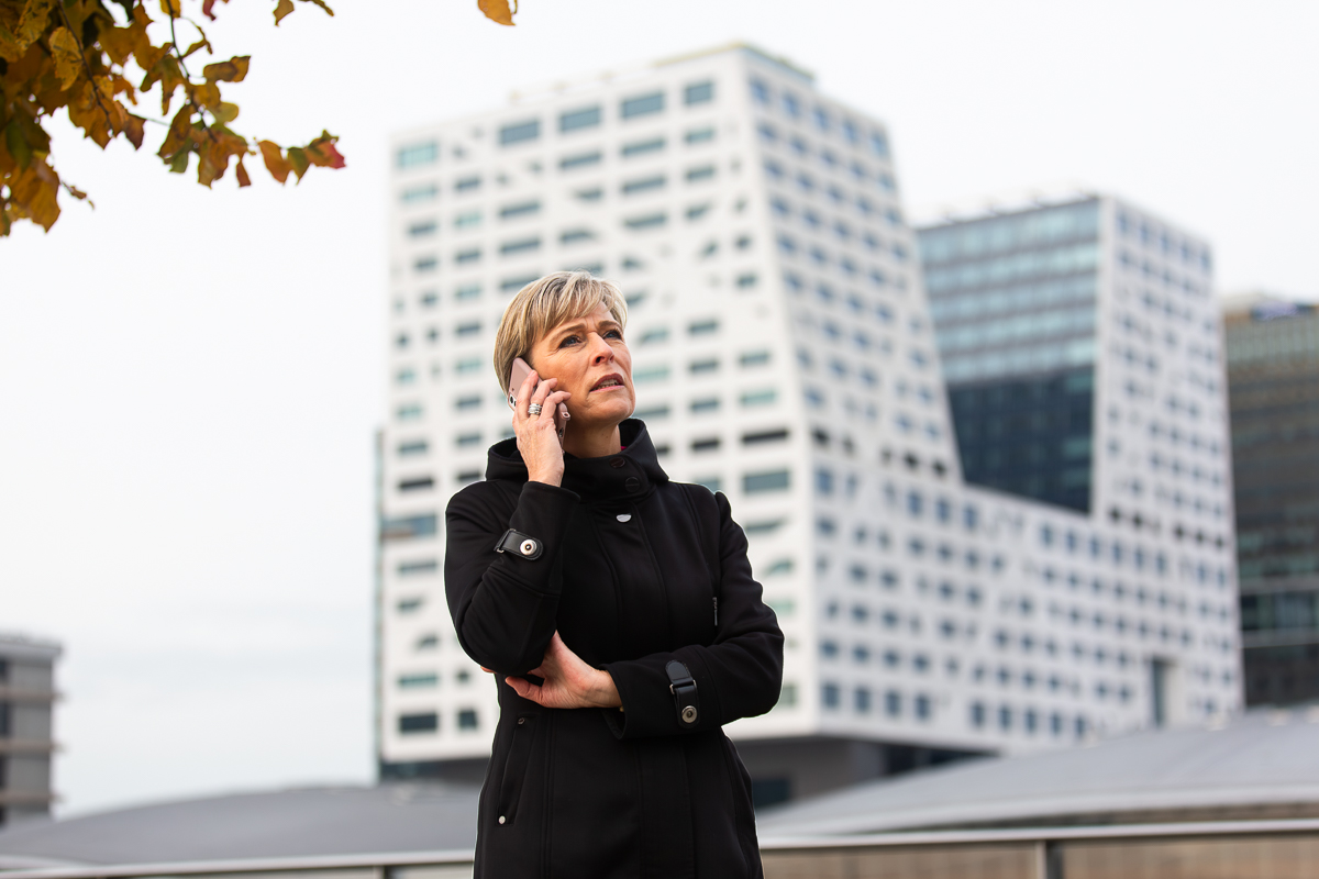 bellende vrouw voor gebouw